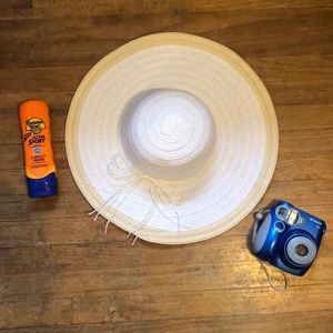 White and tan floppy hat